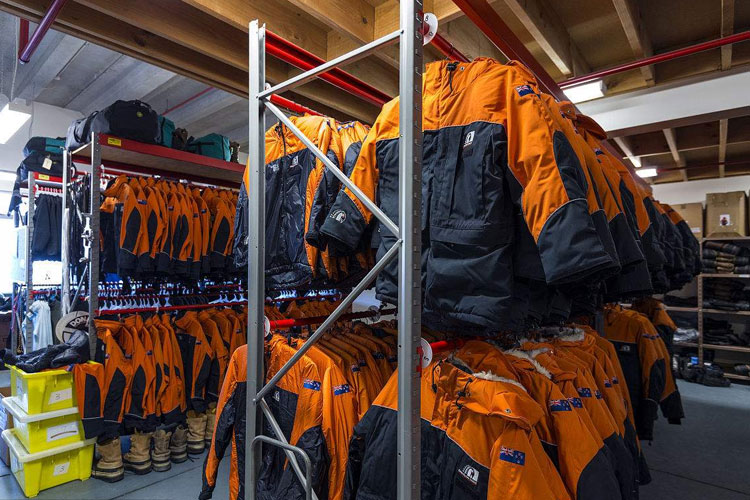 服裝倉庫如何除濕?倉庫除濕機(jī)輕松應(yīng)對(duì)潮濕問題